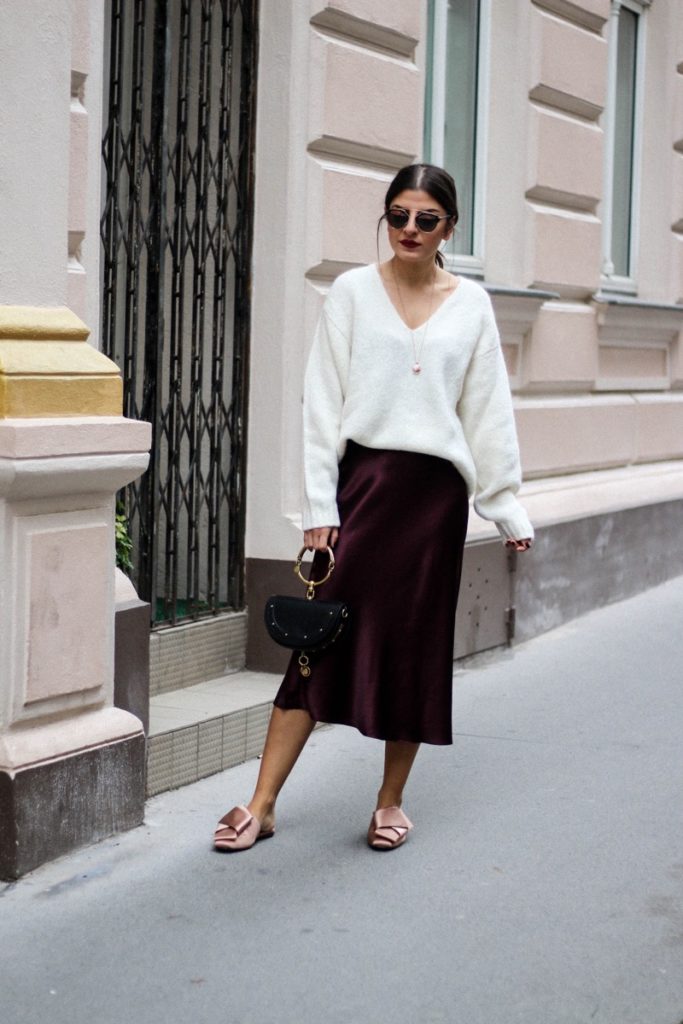 Satin Midi Rock, Fendi Haartuch & Satin Mules - Fashionnes