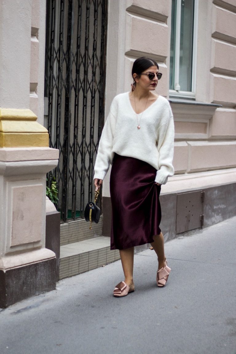 Satin Midi Rock, Fendi Haartuch & Satin Mules - Fashionnes