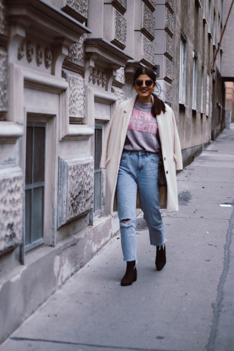 Slogan Pullover, Mom Jeans & Dior So Real - Fashionnes