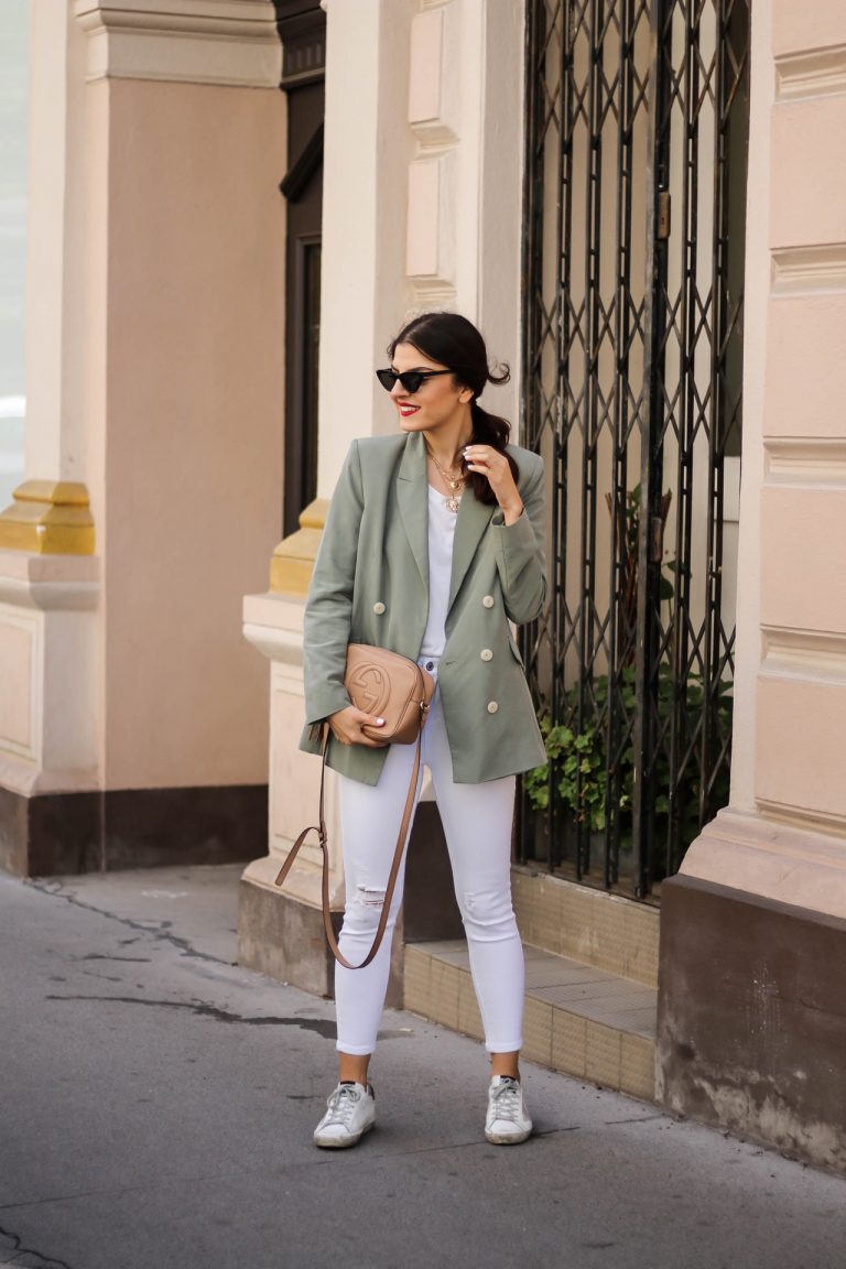 All White Look with a touch of green - fashionnes - Mode & Lifestyle ...